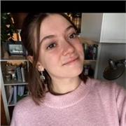 Soy una chica joven para enseñar materiales del colegio.